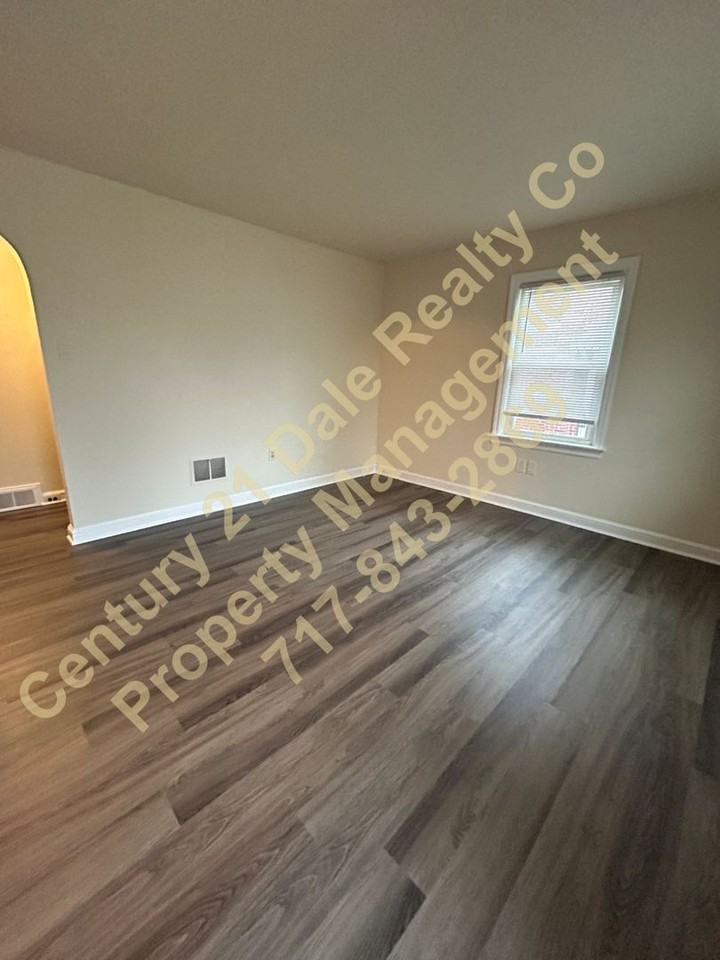 1627 Filbert St - Photo 4 of 16