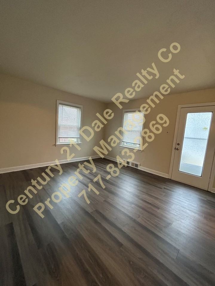 1627 Filbert St - Photo 5 of 16