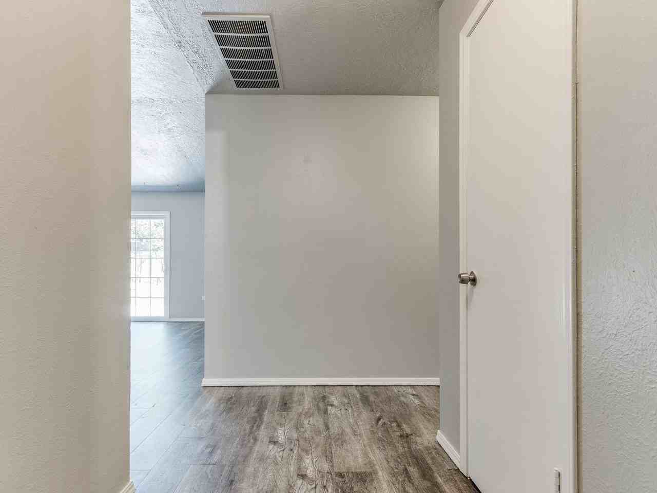 2715 Forest Oak Cir - Photo 4 of 26