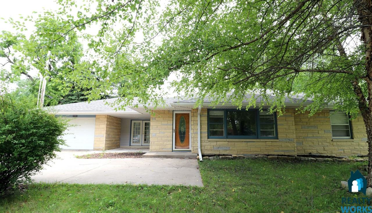 3330 S 33rd St - Photo 2 of 19