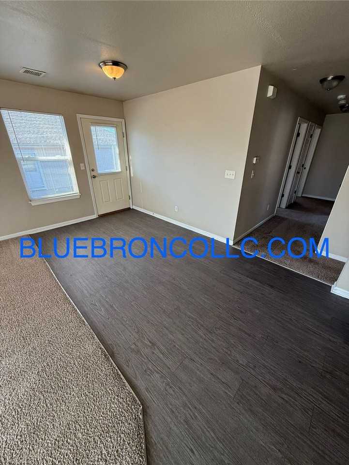 117 Se Rock Garden Ln - Photo 3 of 16