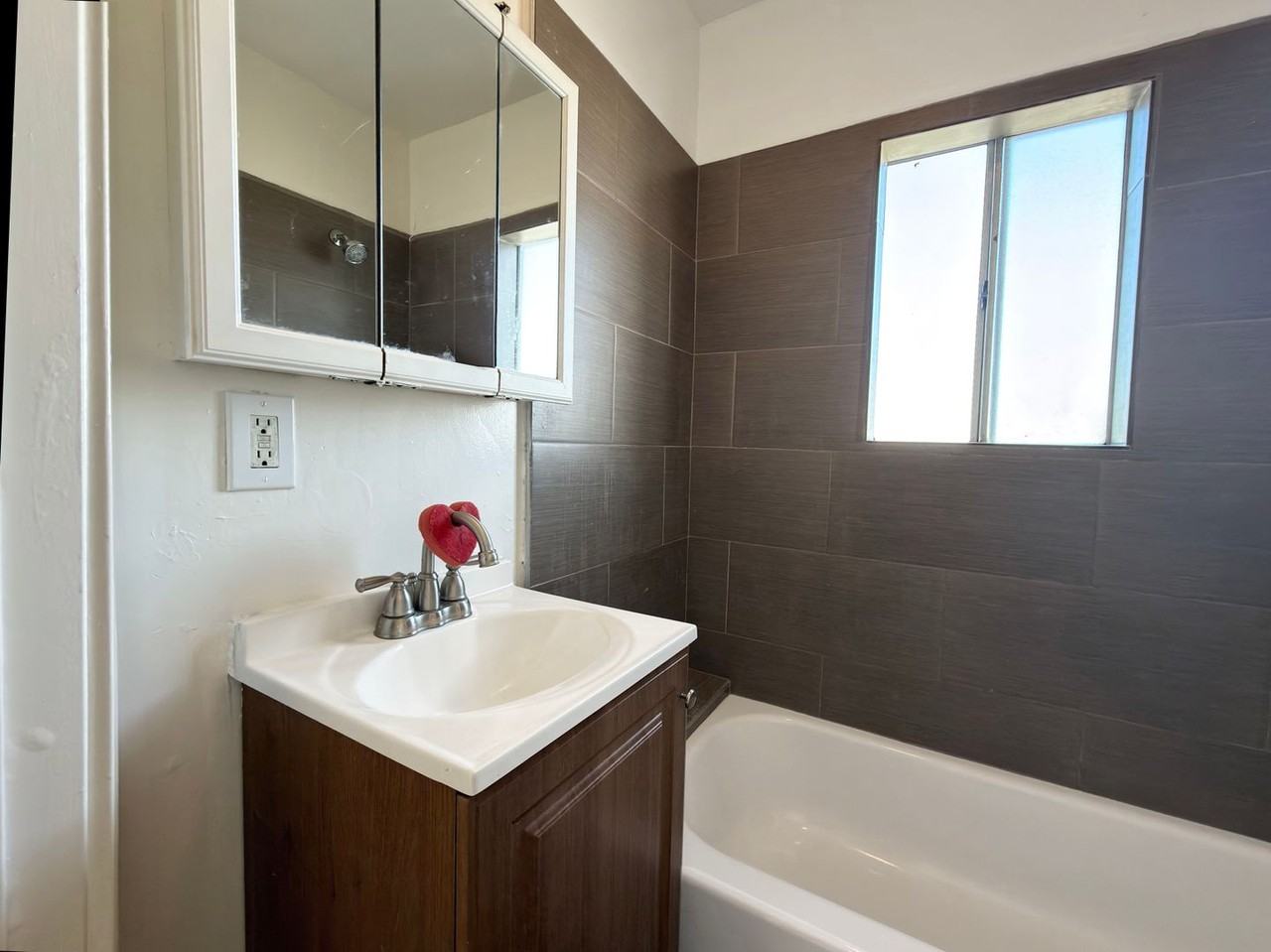 2255 Linden Ave - Photo 7 of 14