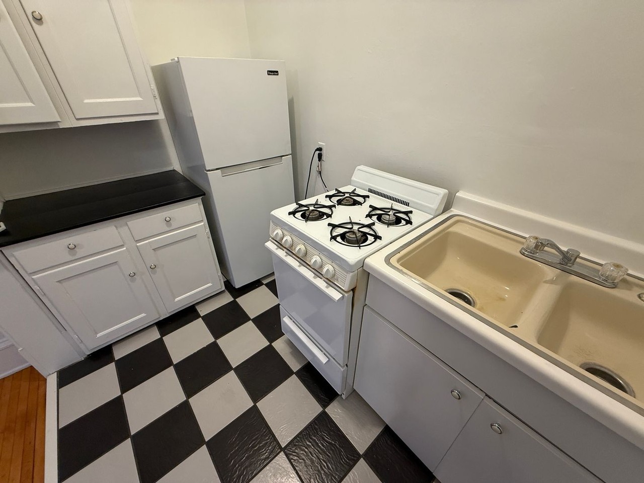 2721 Girard Ave S - Photo 6 of 15