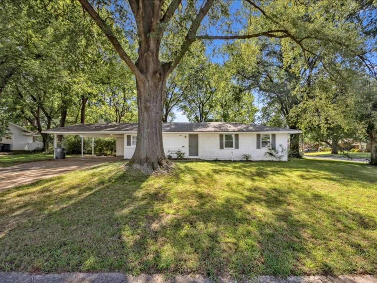 3804 Charles Dr - Photo 2 of 3