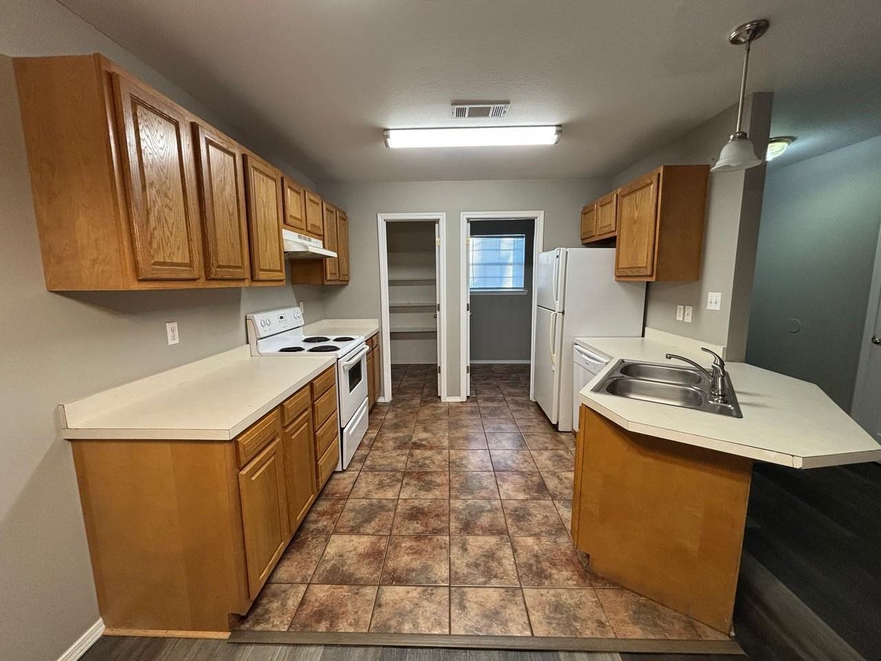 808 S Glenwood Ave - Photo 3 of 9