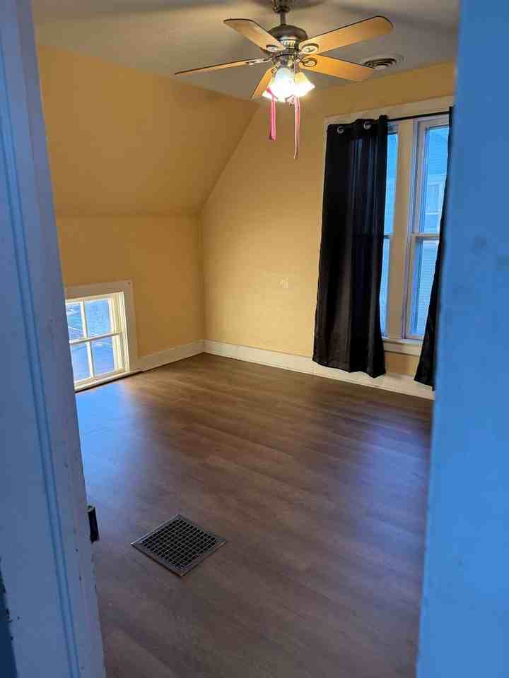 222 Ne 4th St - Photo 2 of 9