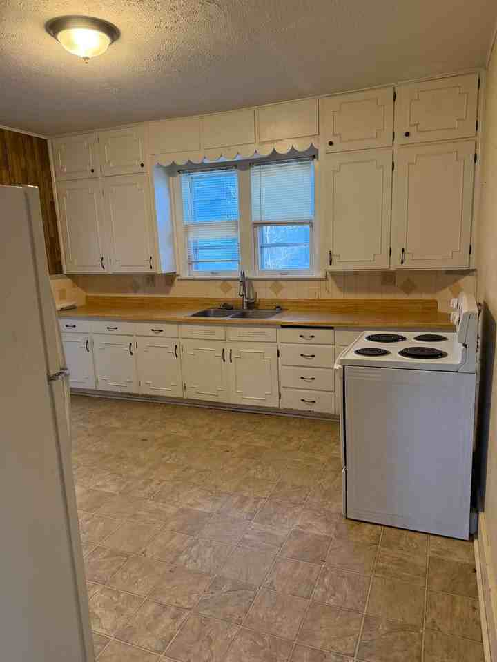 222 Ne 4th St - Photo 4 of 9