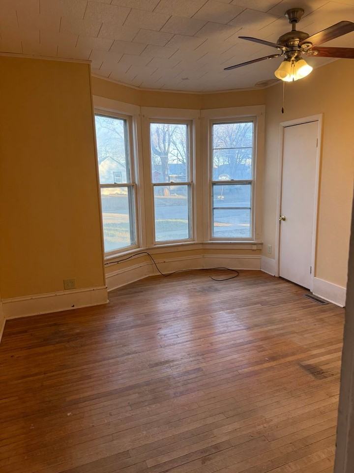 222 Ne 4th St - Photo 6 of 9