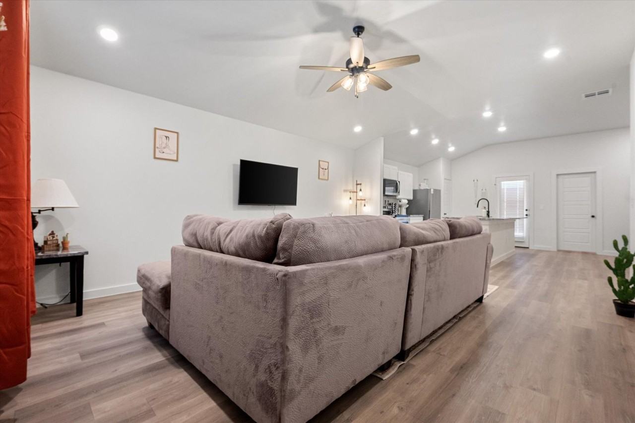 2133 Langford Ave - Photo 3 of 30