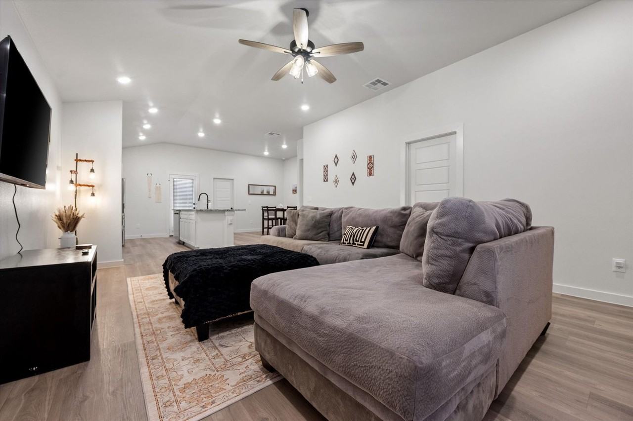 2133 Langford Ave - Photo 5 of 30