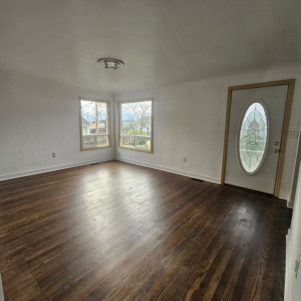 1336 Nipsic Ave - Photo 2 of 18