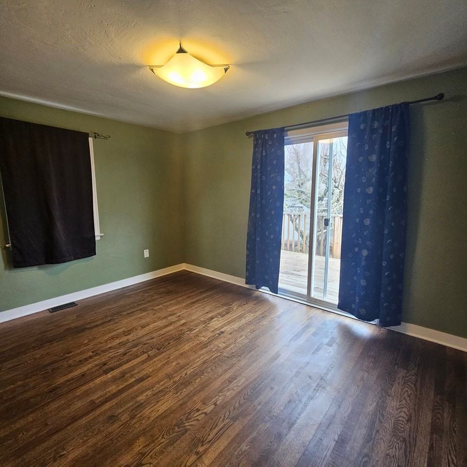 1336 Nipsic Ave - Photo 4 of 18