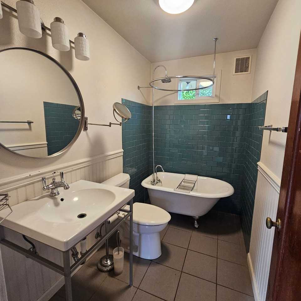 1336 Nipsic Ave - Photo 5 of 18