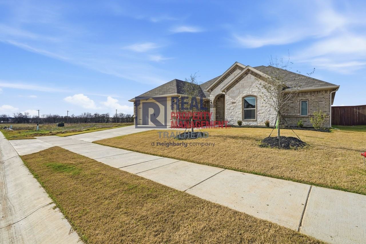 1737 Protection St - Photo 3 of 33