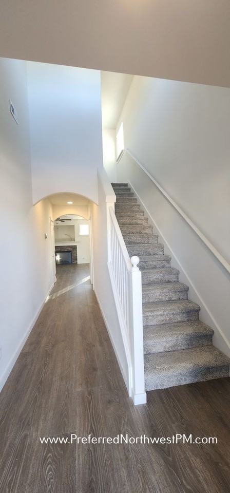 242 Rockcrest Dr - Photo 2 of 13