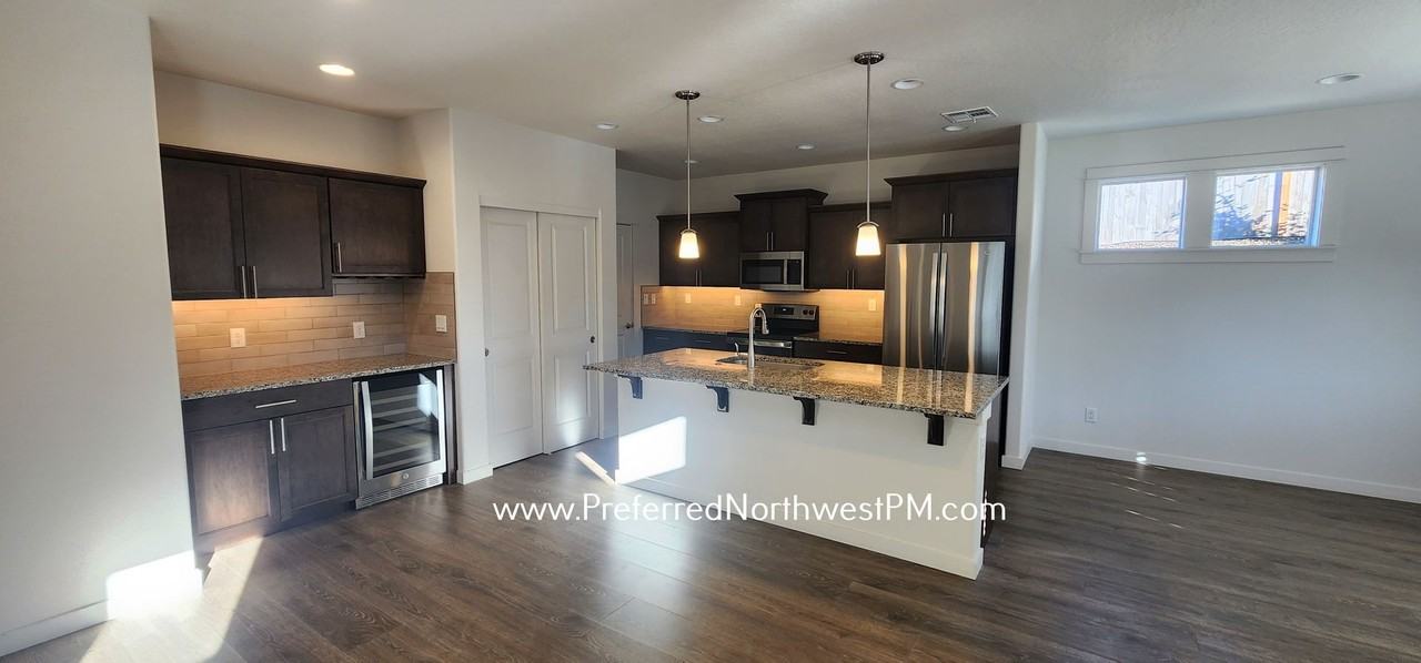 242 Rockcrest Dr - Photo 3 of 13