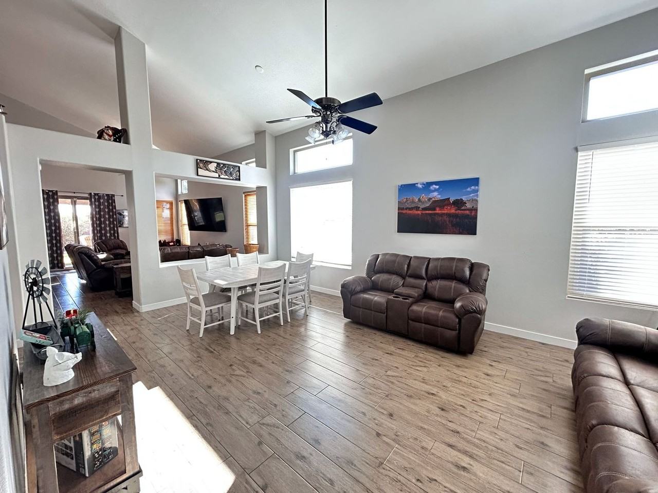 345 N Scott Dr - Photo 4 of 24