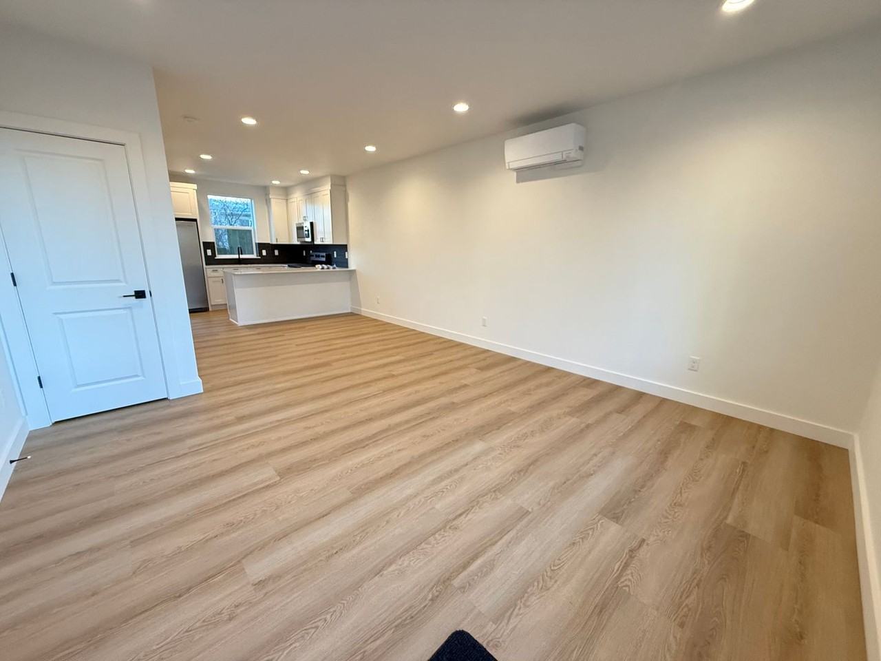 413 Se Yew Ln #2 - Photo 2 of 13