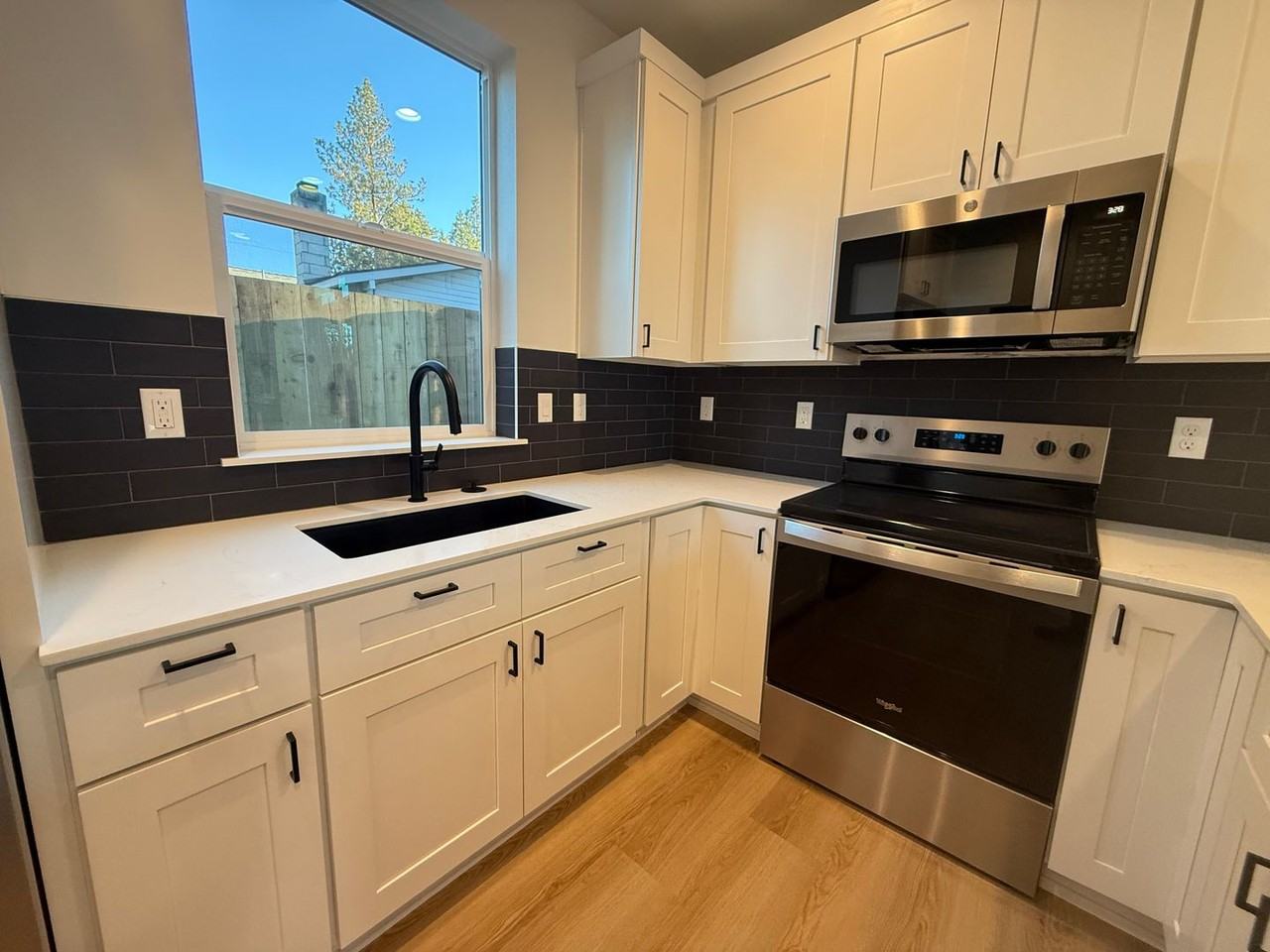 413 Se Yew Ln #2 - Photo 4 of 13