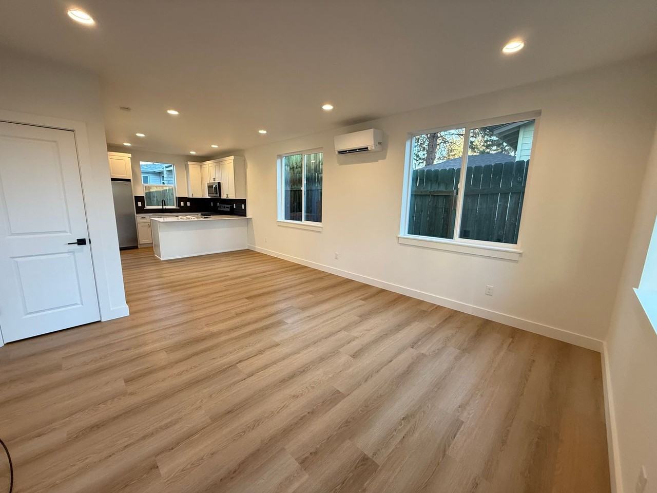 413 Se Yew Ln #3 - Photo 2 of 14