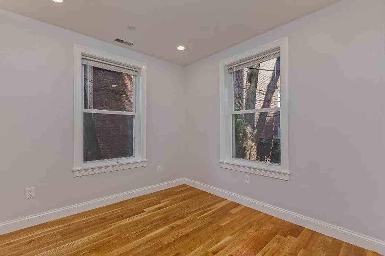 720 Parker St - Photo 3 of 7