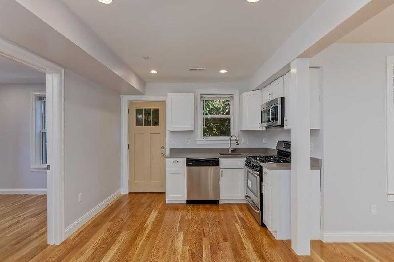 720 Parker St - Photo 4 of 7
