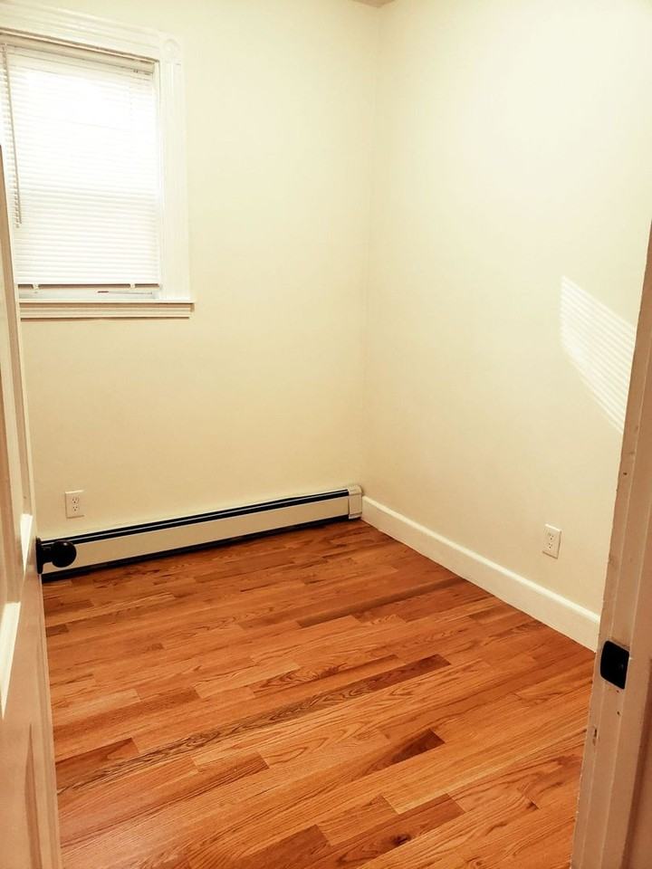 105 Calumet St - Photo 4 of 8