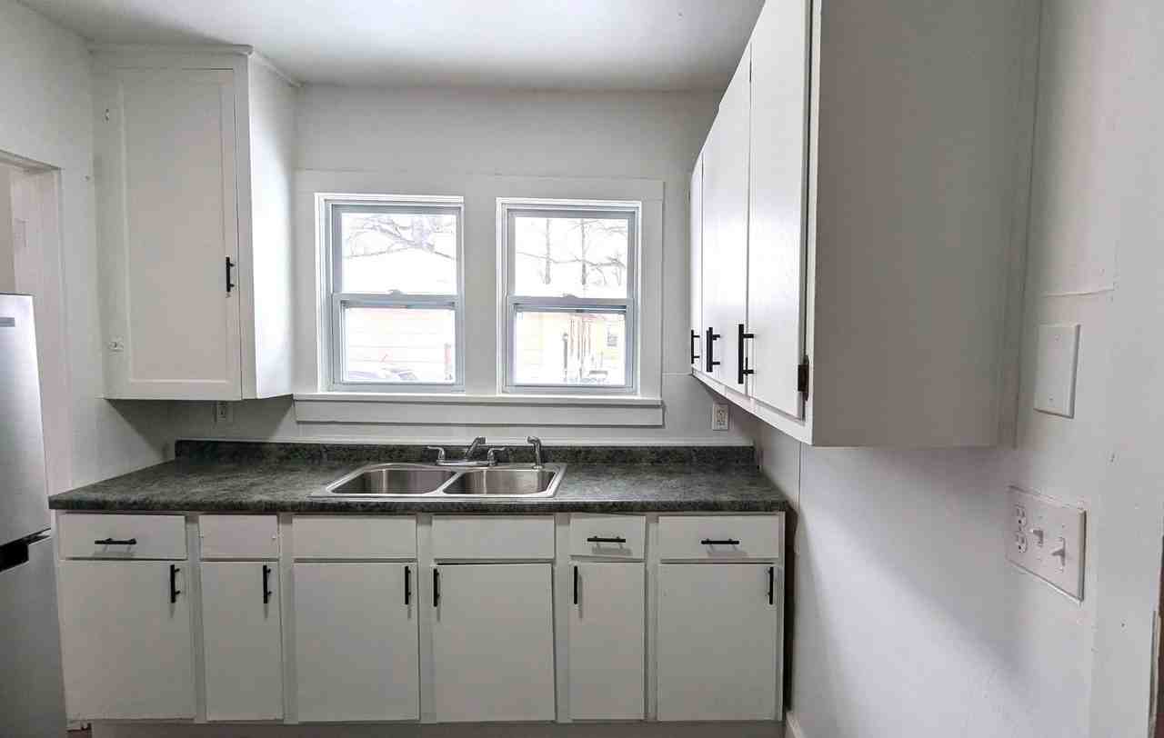 2513 Howden St - Photo 4 of 9