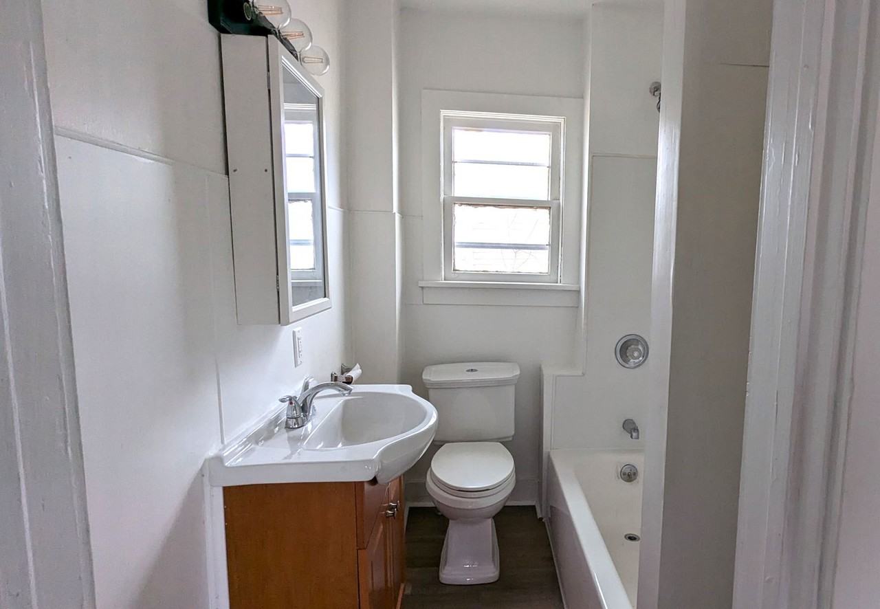 2513 Howden St - Photo 6 of 9