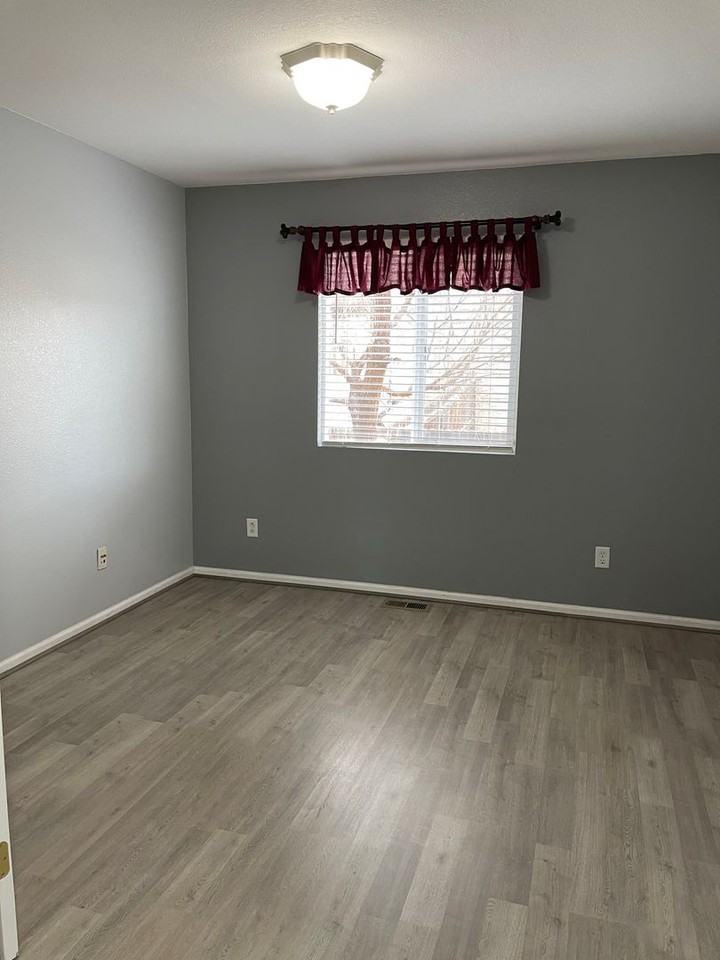 2005 Meadowbrook Pkwy - Photo 6 of 9