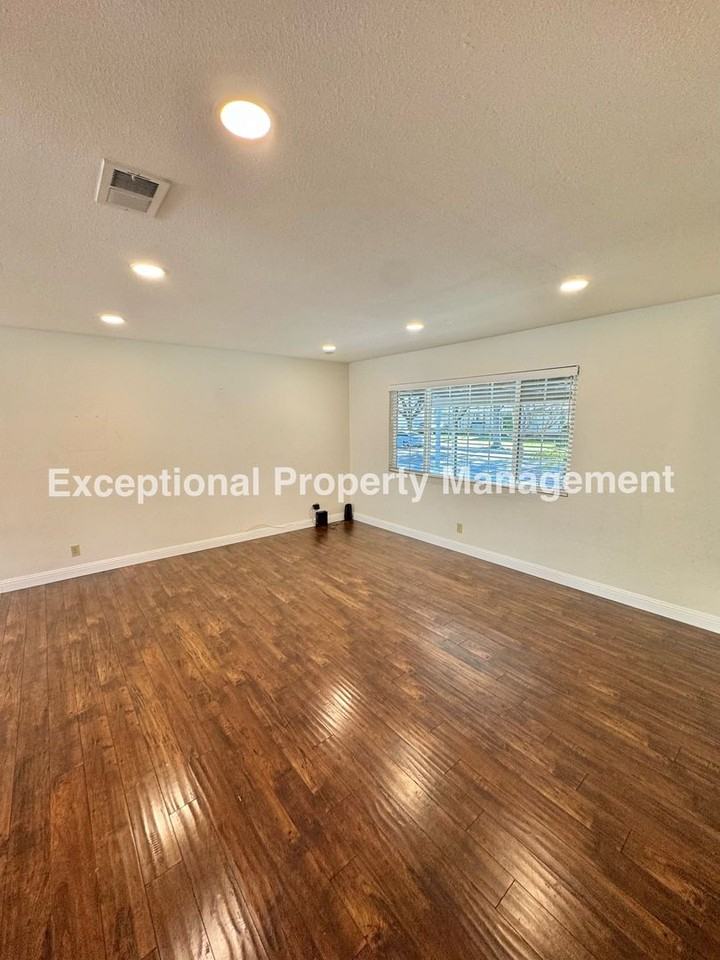 1047 Hampden Ct - Photo 2 of 17