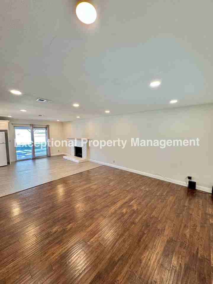 1047 Hampden Ct - Photo 3 of 17