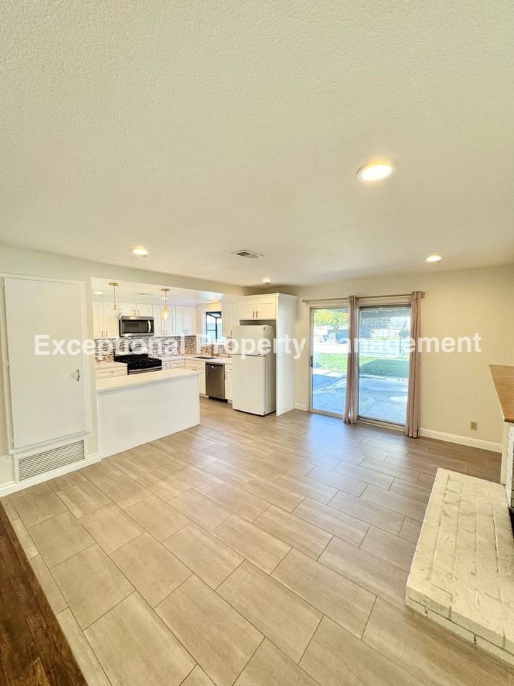 1047 Hampden Ct - Photo 4 of 17