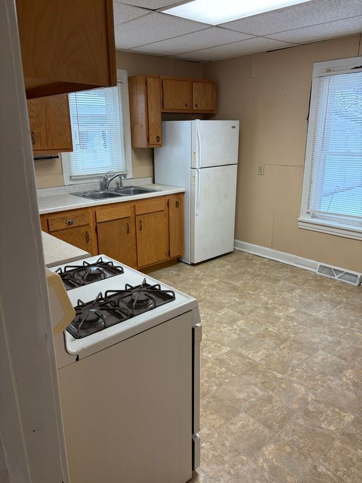 516 Oak St - Photo 3 of 14