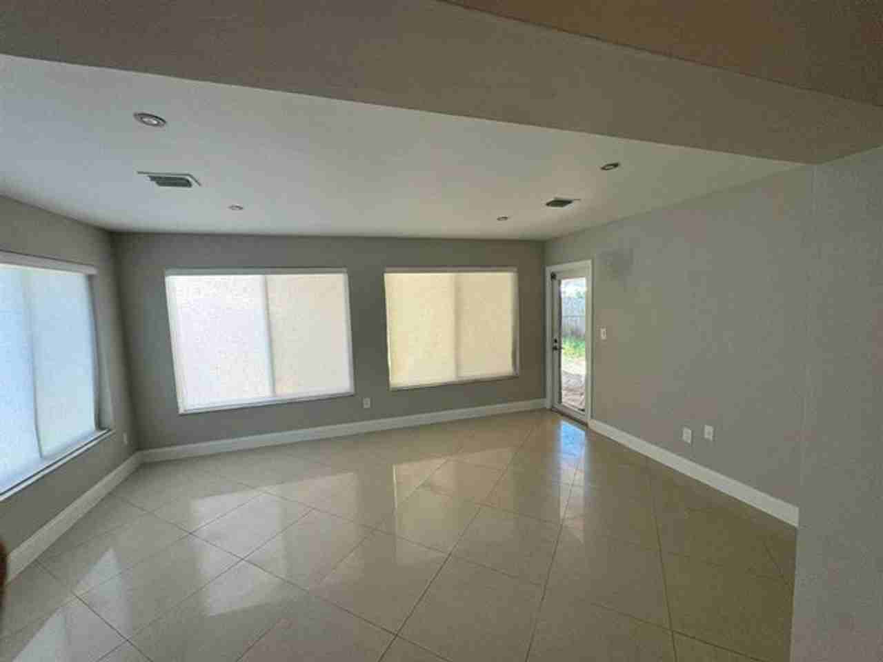 4411 Ne 15th Way - Photo 3 of 10