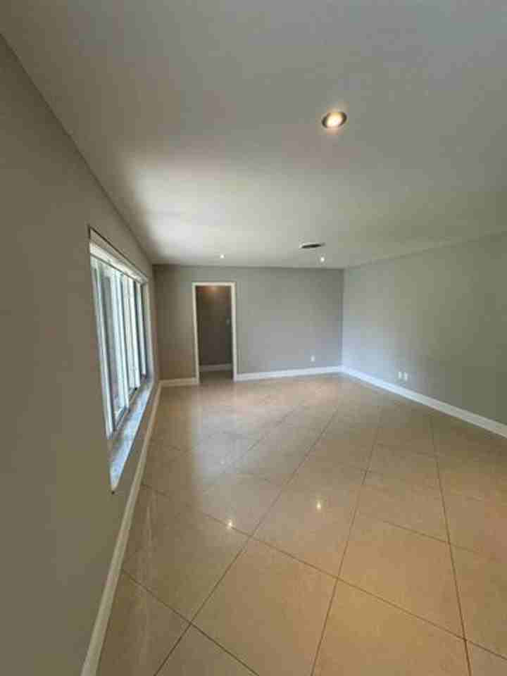 4411 Ne 15th Way - Photo 4 of 10