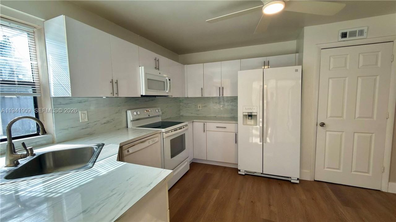 6586 Nw 4th St - Photo 3 of 25