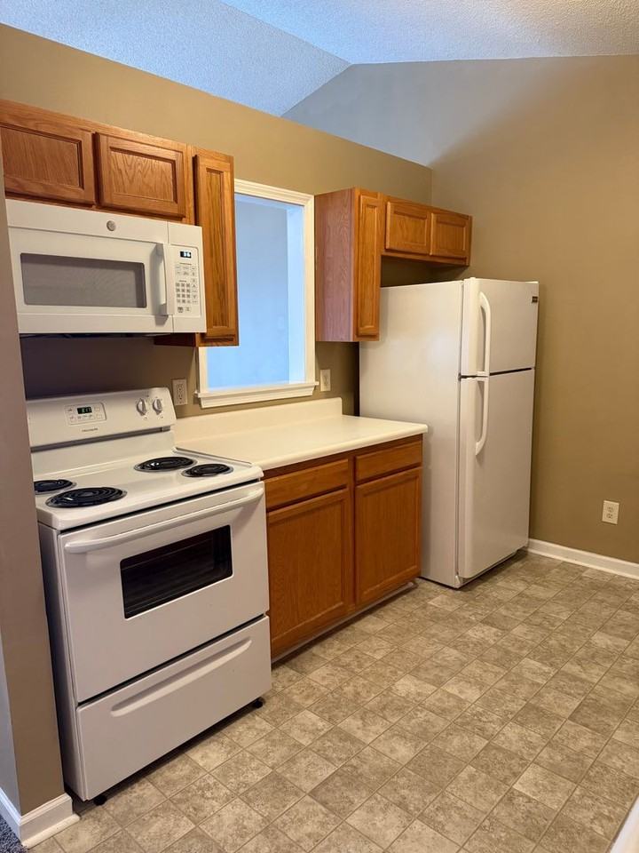 7143 W Friendly Ave Unit F - Photo 4 of 18