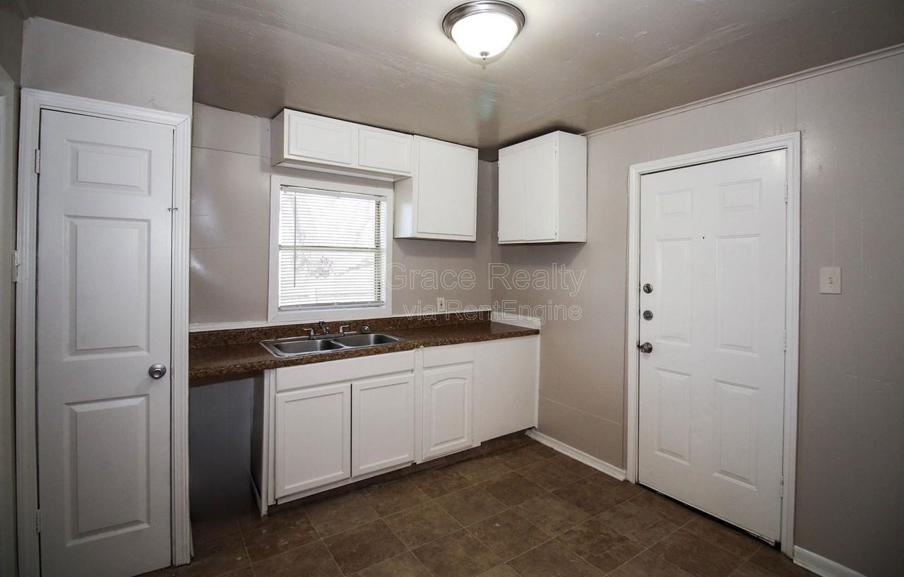 933 Houston St - Photo 2 of 19