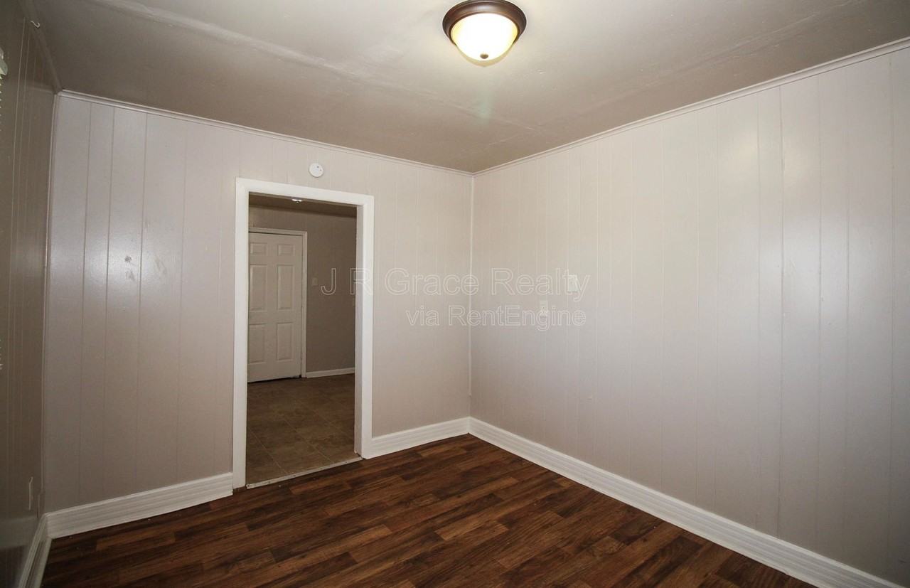 933 Houston St - Photo 5 of 19