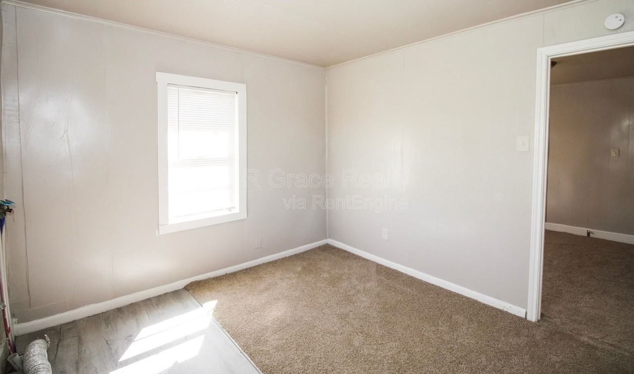 933 Houston St - Photo 7 of 19