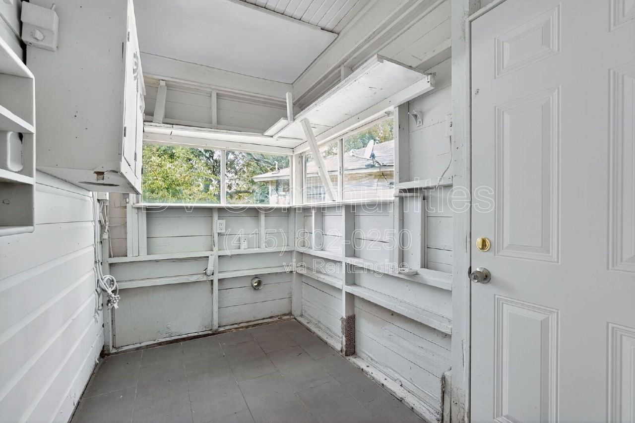 709 S 7th St - Photo 7 of 38