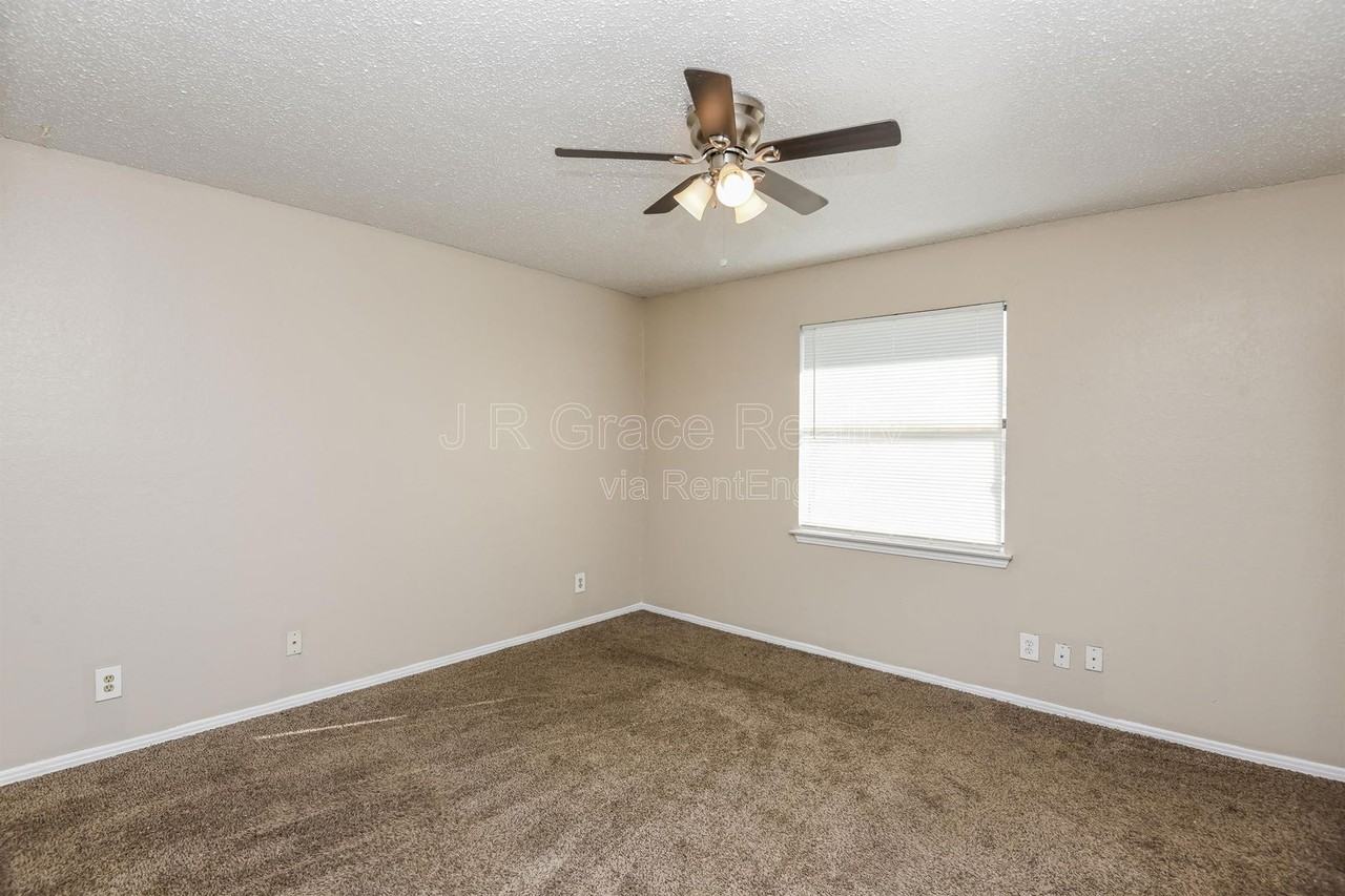 5915 Shadydell Dr - Photo 6 of 15