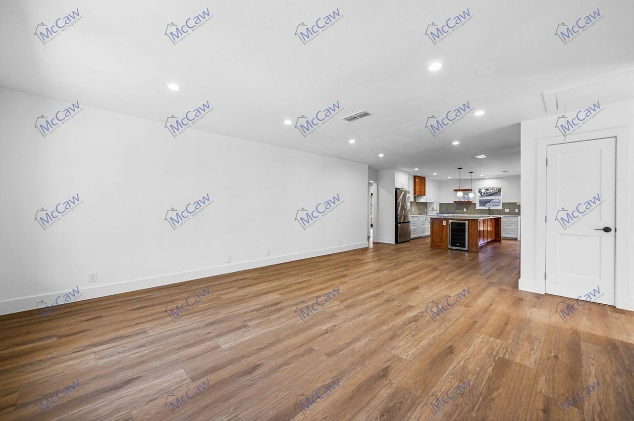 7412 Fenton Dr - Photo 3 of 21