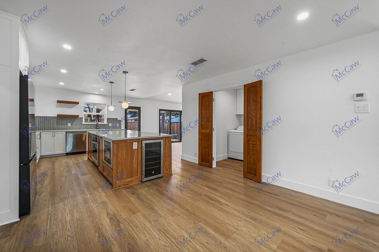 7412 Fenton Dr - Photo 4 of 21