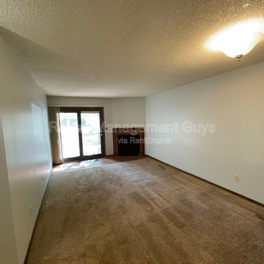 8693 Maplebrook Pkwy N - Photo 4 of 32