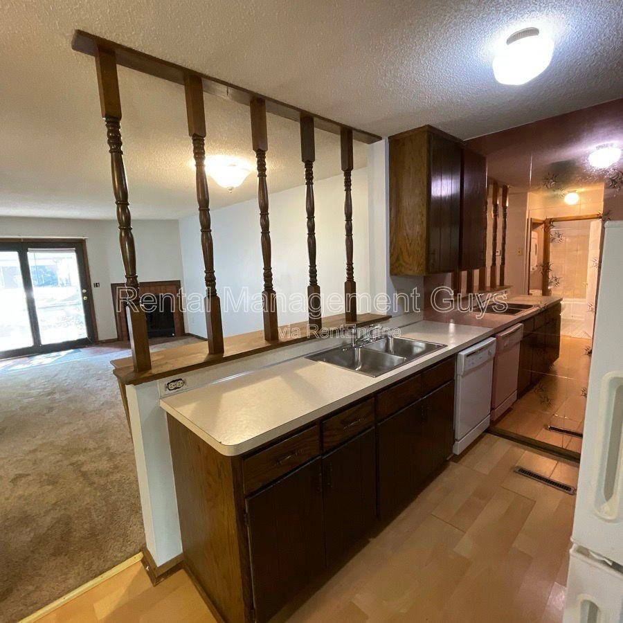 8693 Maplebrook Pkwy N - Photo 5 of 32