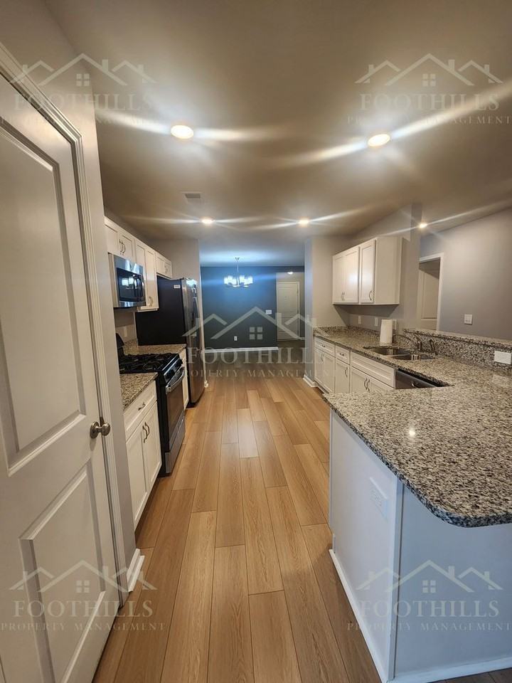 18 Chalet Ct - Photo 5 of 25