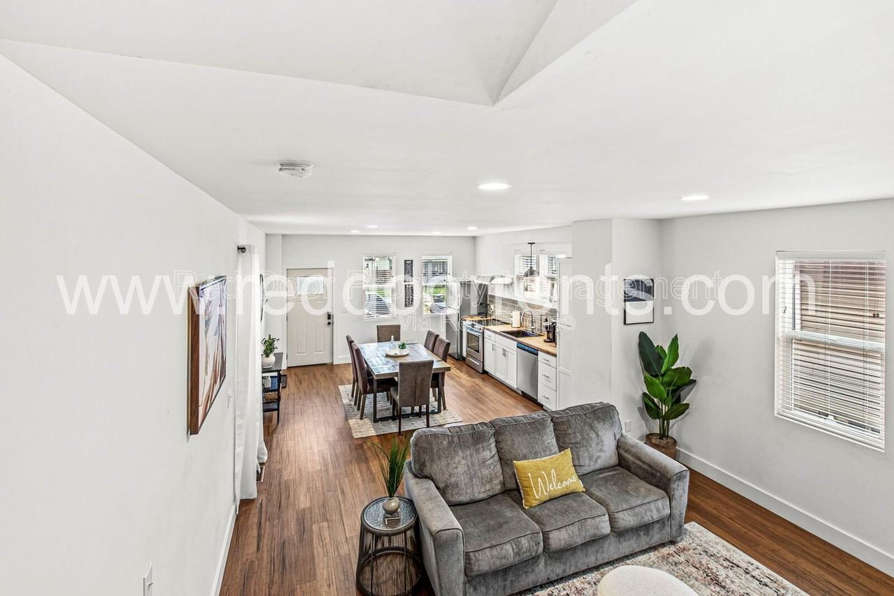 1619 N Tacoma Ave - Photo 4 of 29