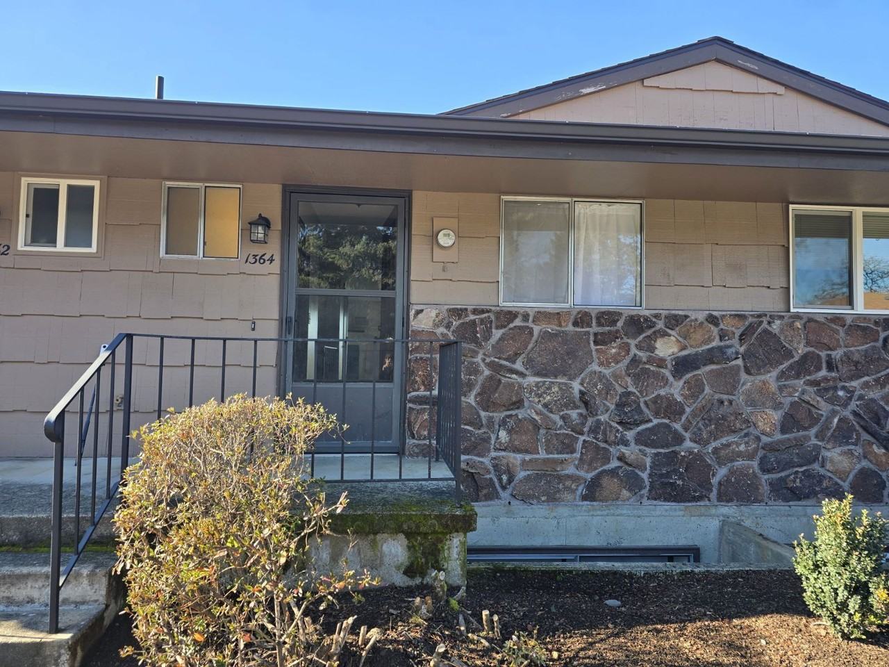 1364 Se Court Ave - Photo 2 of 18